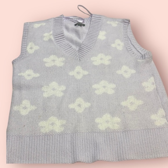 Whimsical Purple and White V-Neck Sweater - Picture 2 of 7